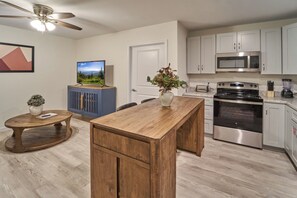 Fridge, microwave, oven, stovetop - Ruby 112: 1BD | Great Location + Shared Amenities! (Pigeon Forge)