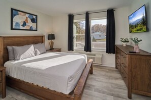 Desk, free WiFi, bed sheets - Ruby 112: 1BD | Great Location + Shared Amenities! (Pigeon Forge)