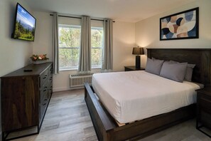 Desk, free WiFi, bed sheets - Ruby 113: 1BD | Great Location + Shared Amenities! (Pigeon Forge)