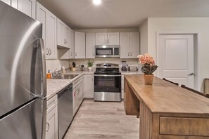 Fridge, microwave, oven, stovetop - Ruby 113: 1BD | Great Location + Shared Amenities! (Pigeon Forge)