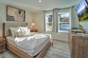 Desk, free WiFi, bed sheets - Ruby 114: 2BD | Great Location + Shared Amenities! (Pigeon Forge)
