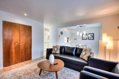 Modern 2BR apartment with 2 Free parking spots