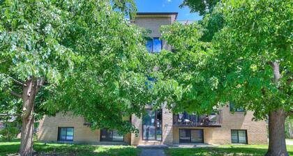 Gorgeous & Cozy 2 Bedroom Apt with Free Parking