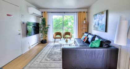 Gorgeous & Cozy 2 Bedroom Apt with Free Parking