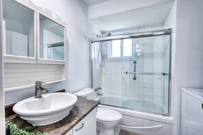Bathroom - Gorgeous & Cozy 2 Bedroom Apt with Free Parking (Montréal)