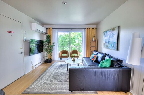 Gorgeous & Cozy 2 Bedroom Apt with Free Parking