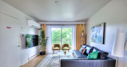 Gorgeous & Cozy 2 Bedroom Apt with Free Parking