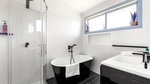 Douche, sèche-cheveux, serviettes fournies
