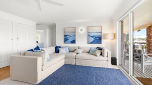 Smart TV, books, stereo - Sommaroy - Pet Friendly with Fire Pit (Currarong)