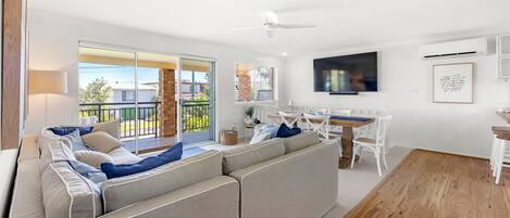 Smart TV, books, stereo