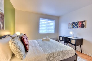 Desk, iron/ironing board, WiFi, bed sheets - Spacious 2BR in MTL with included parking spot (Montréal)