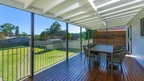 Outdoor dining - Poppi's Paradise - 5 Minutes Walk to the Beach (Sanctuary Point)