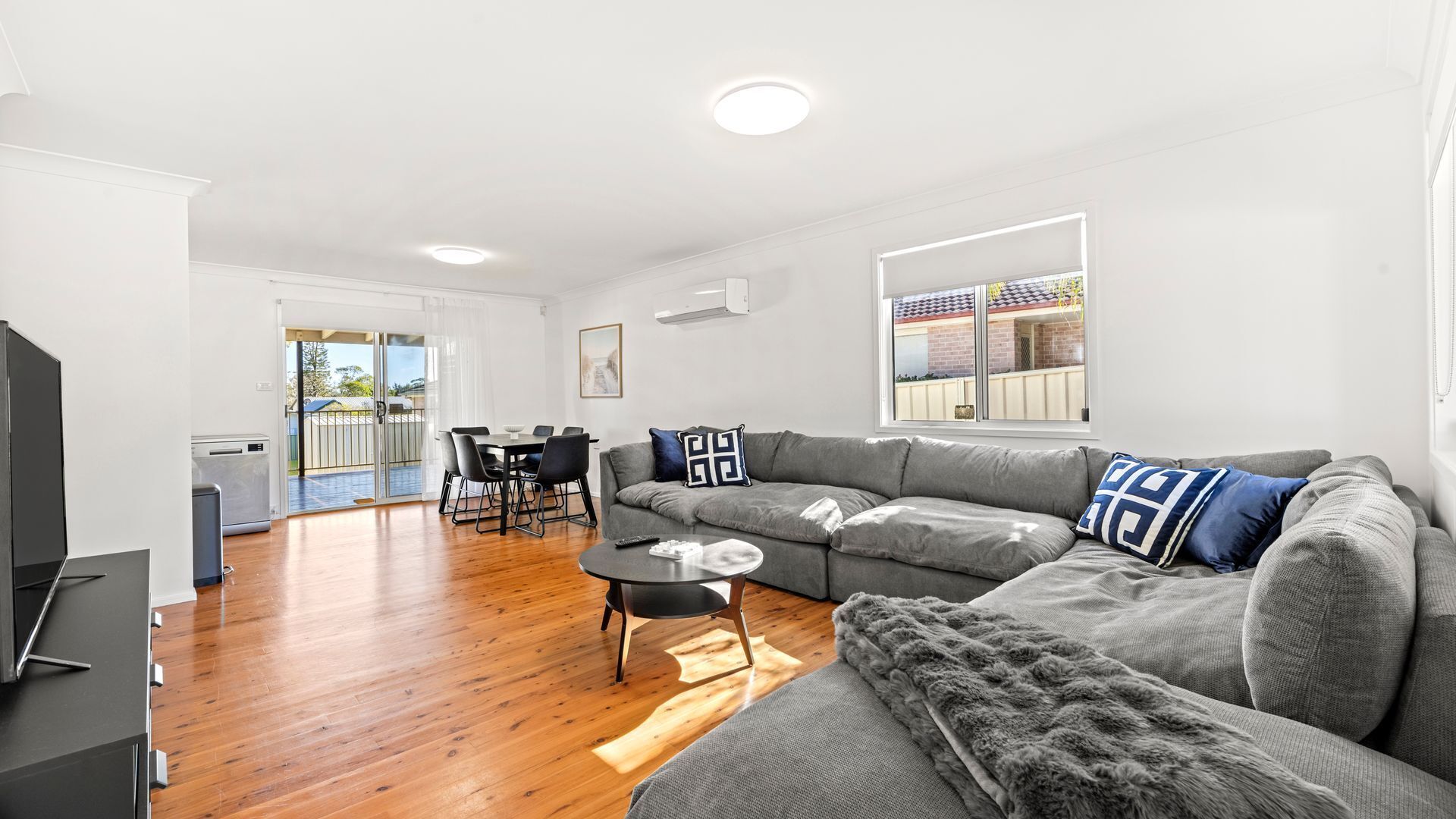 Smart TV, libros y estéreo 