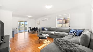 Smart TV, libros y estéreo