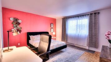 3 bedrooms, iron/ironing board, WiFi, bed sheets