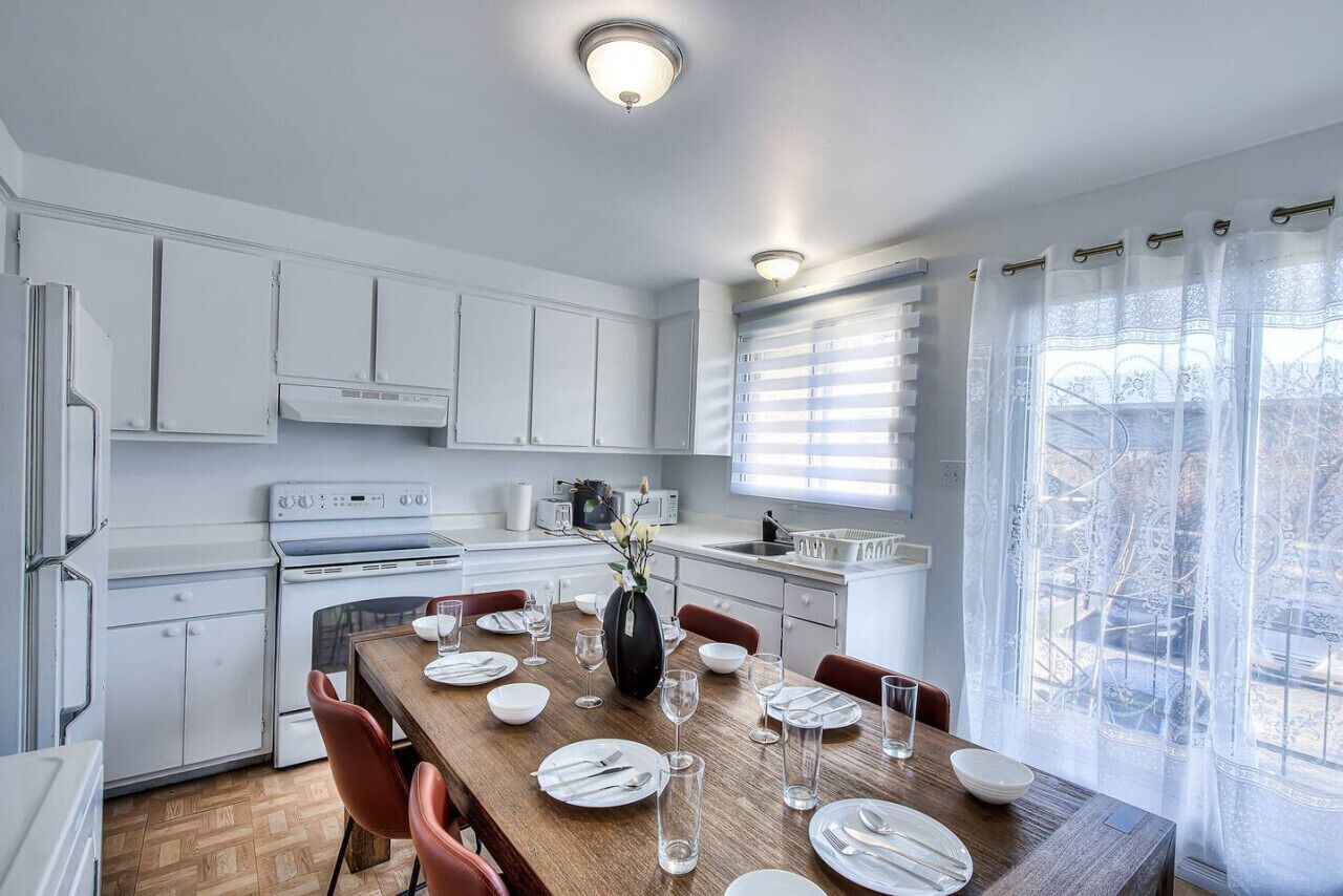 Four à micro-ondes, un four, surface de cuisson, lave-vaisselle