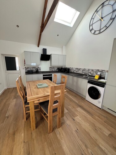 Escape to Niarbyl’s Wild Shores – Stay at Oystercatcher Barn. Pet-Friendly!