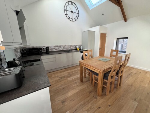 Escape to Niarbyl’s Wild Shores – Stay at Oystercatcher Barn. Pet-Friendly!