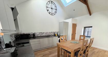 Escape to Niarbyl’s Wild Shores – Stay at Oystercatcher Barn. Pet-Friendly!