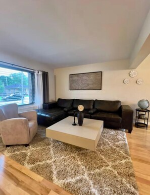 Living area - Entire home in Windsor, Canada
Terrific 3-bedroom house in charming neighborhood (Windsor)