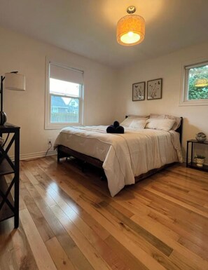 Iron/ironing board, WiFi, bed sheets - Entire home in Windsor, Canada
Terrific 3-bedroom house in charming neighborhood (Windsor)