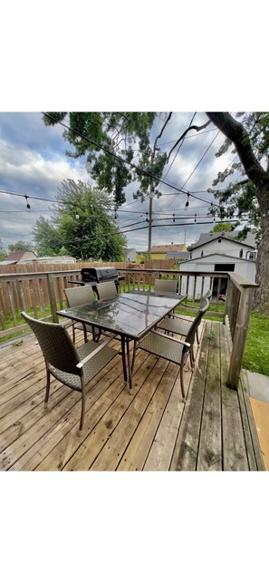 Outdoor dining - Entire home in Windsor, Canada
Terrific 3-bedroom house in charming neighborhood (Windsor)
