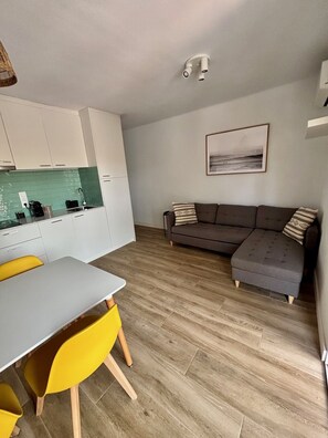 TV - Vacation on the beach, with private pool and garden. Ideal for families :) (Mas Pinell)
