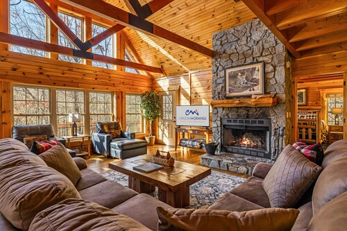 Luxe Dog Friendly Cabin w/Amazing Views in Mountain Air