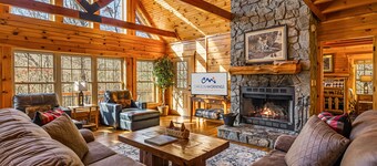 Luxe Dog Friendly Cabin w/Amazing Views in Mountain Air
