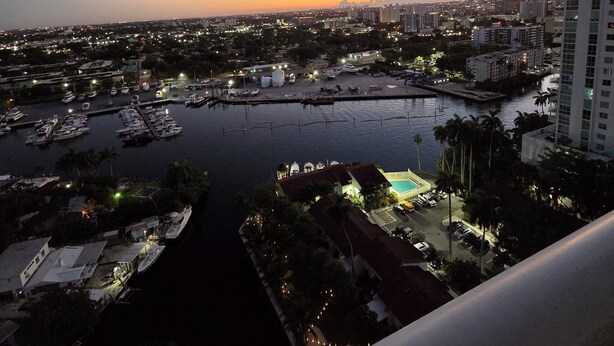 A marina with boats docked, surrounded by buildings and palm trees. - Luxury penthouse 1-bedroom By Miami river amazing view, parking, Gym & Pool (Miami)