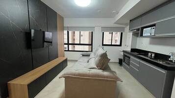 Apartamento básico | Área de estar | Smart TV 32 polegadas com canais digitais