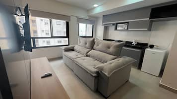 Leilighet – basic | Oppholdsområde | En 32-tommers smart-TV med digitale kanaler