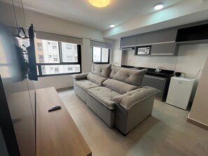 Apartamento básico | Área de estar | Smart TV 32 polegadas com canais digitais