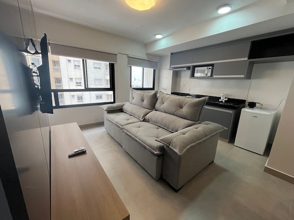 Leilighet – basic | Oppholdsområde | En 32-tommers smart-TV med digitale kanaler