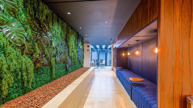 A modern interior with a green wall, wooden paneling, and a seating area. - Studio w/ Self Check-in in Goiania Liu1606 (Goiânia)