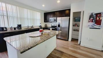 Een magnetron, een oven, een kookplaat, een vaatwasser