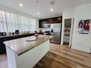 Een magnetron, een oven, een kookplaat, een vaatwasser