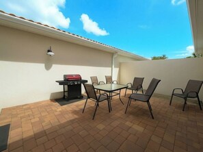 Outdoor dining - Updated Family Retreat in Gated Resort Community - Pool, Gym, Near Parks & MCO (Kissimmee)