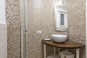 Shower, bidet, towels, soap - Vasari Apartment next to Pontevecchio (Firenze)