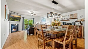 Dining - Boutique Riverside Condo by Dollywood|Sleeps 6|Elevator |3 King Bds & Baths (Pigeon Forge)