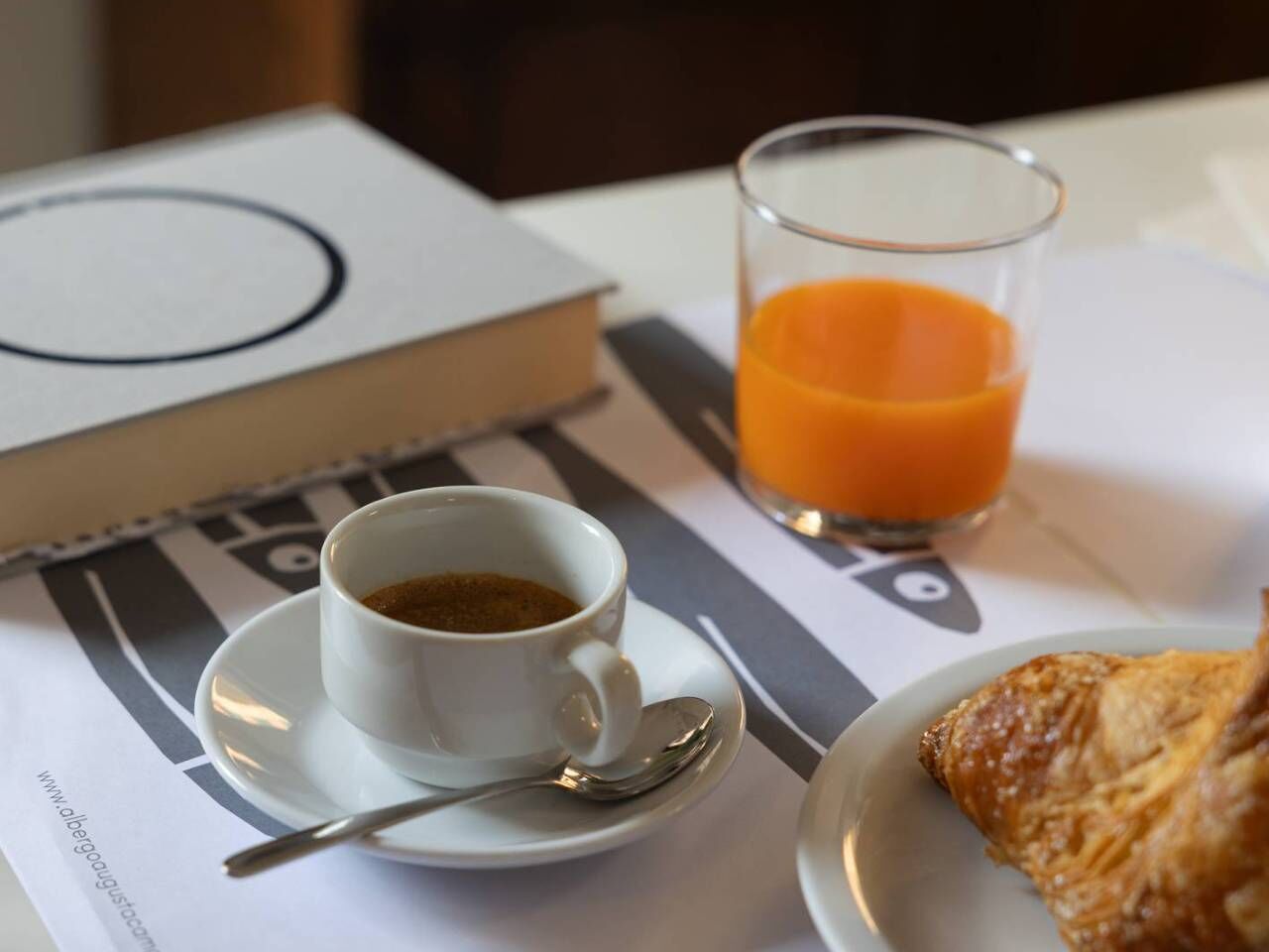 Café da manhã com buffet grátis todos os dias