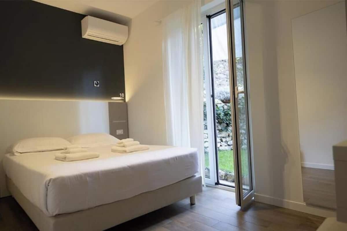 Superior Double Room, 1 Queen Bed, City View | Free WiFi, bed sheets