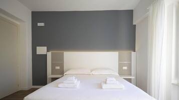 Superior-Doppelzimmer, 1 Queen-Bett, Stadtblick | Badezimmer | Hausschuhe