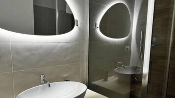 Superior Double Room, 1 Queen Bed, City View | Free WiFi, bed sheets