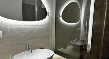 Superior Double Room, 1 Queen Bed, City View | Free WiFi, bed sheets