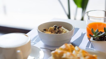 Free daily buffet breakfast