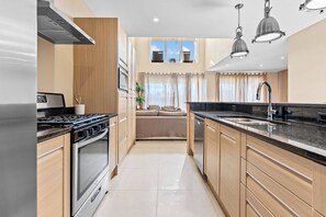 Fridge, microwave, oven, stovetop - Home Luxury 03 Beds/ Close Disney At Magic Village (Kissimmee)