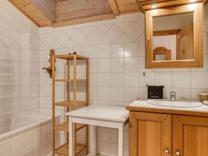 A bathroom with a wooden vanity, a sink, and a mirror. - Spacious chalet in Bisanne 1500 with WIFI and stunning view (Villard-sur-Doron)