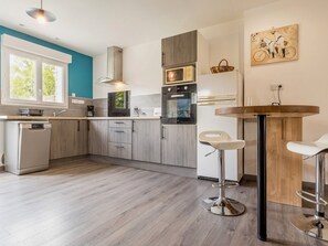 Fridge, microwave, oven, dishwasher - Quiet cottage in nature near Nantes (Héric)
