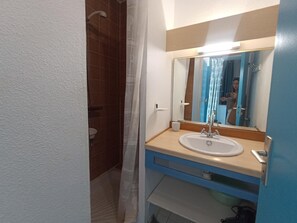 Bathroom - Studio with air conditioning and parking, close to the beach (Sète)
